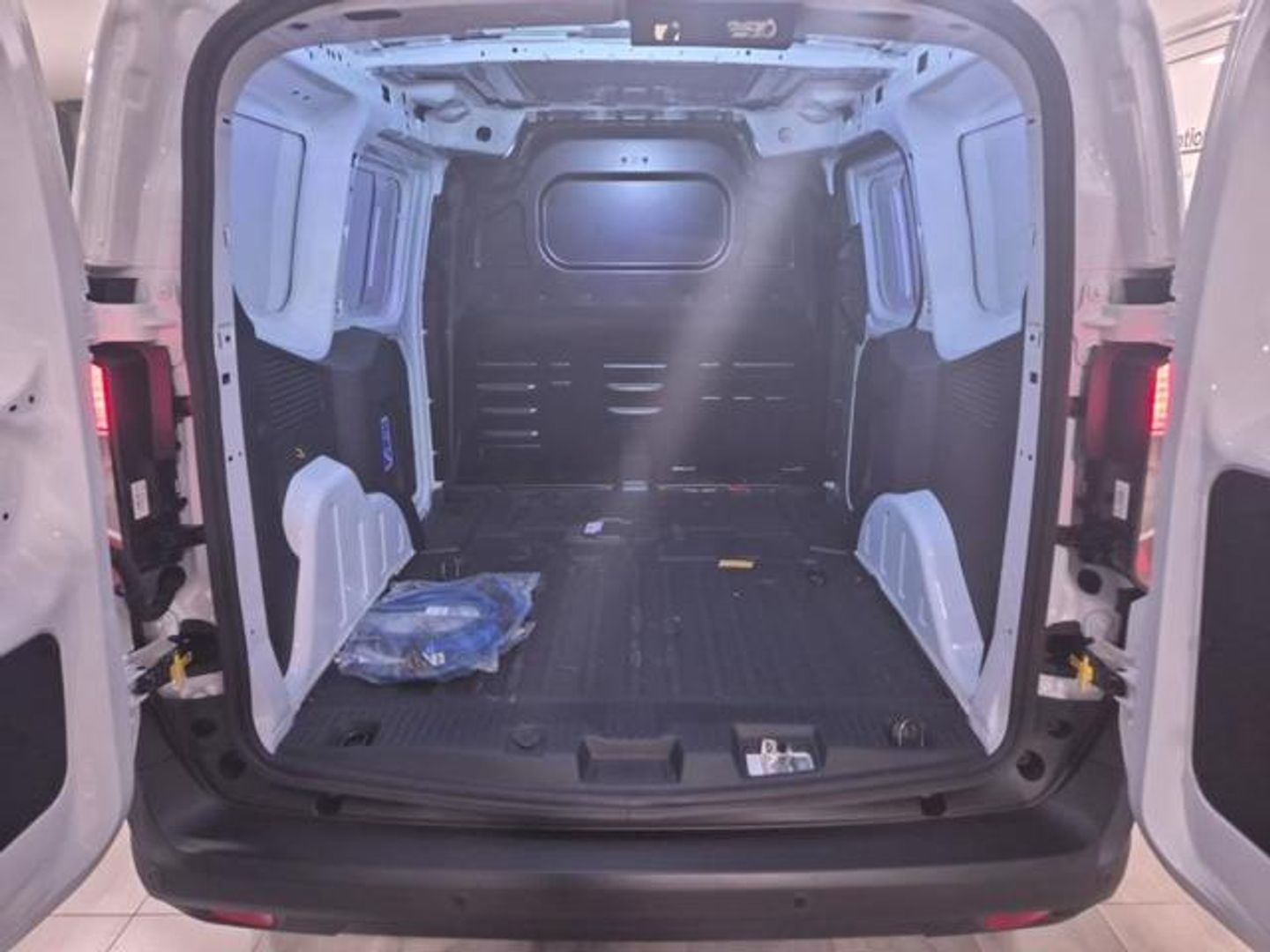 Ford Transit Courier Furgon BEV 54kWh Trend Auto 100 kW (136 CV) Blanco Industrial