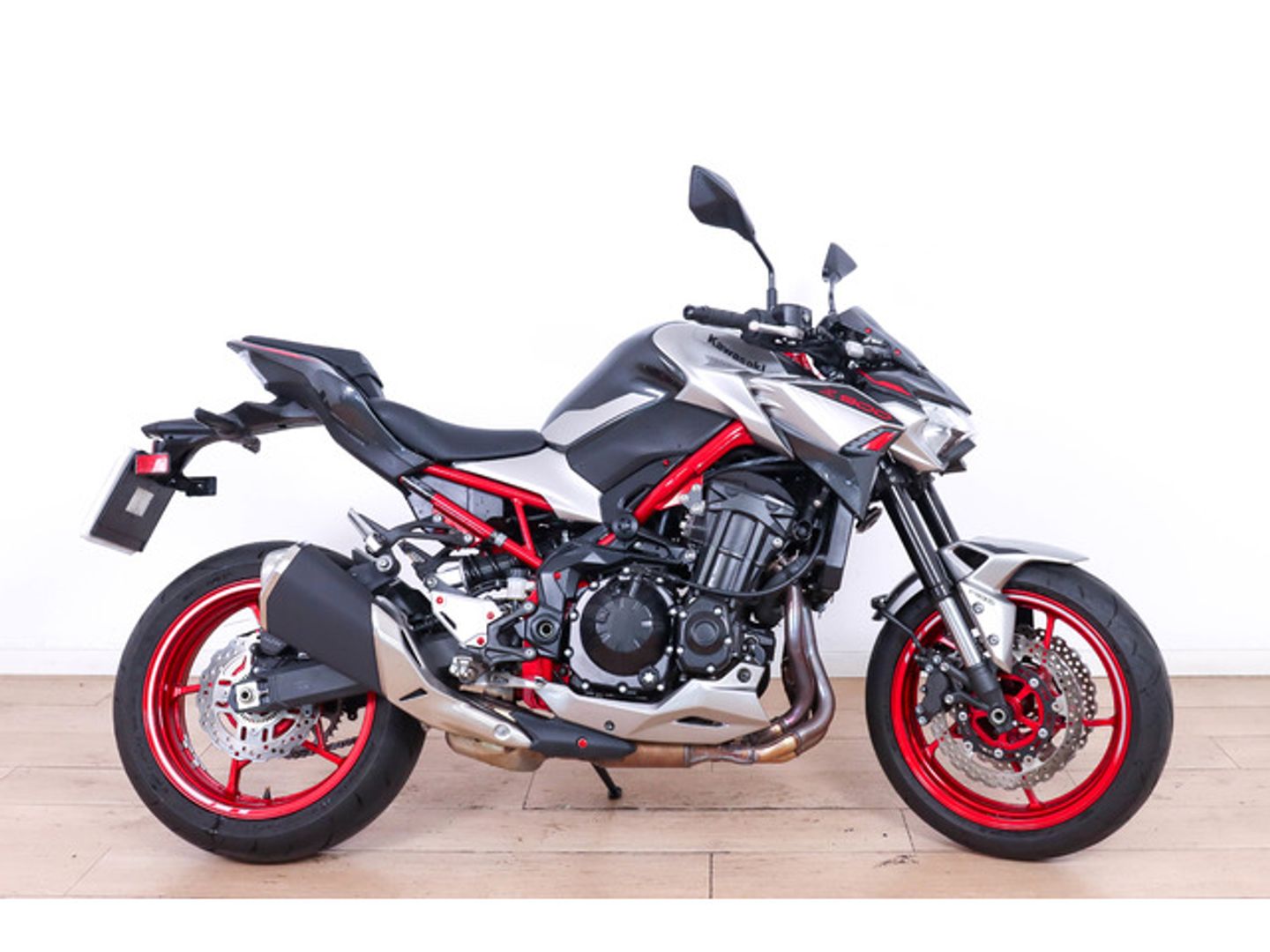 Kawasaki Z900 Gris Motorcycle