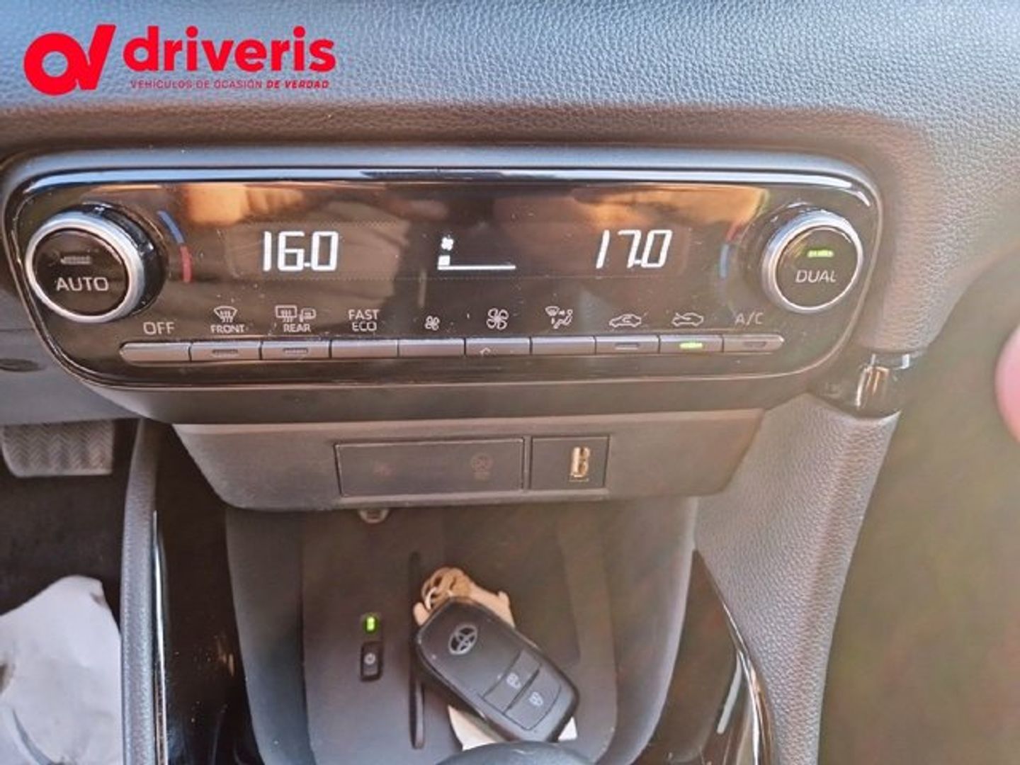 Toyota Yaris 120H Style 85 kW (116 CV) Blanco Compact