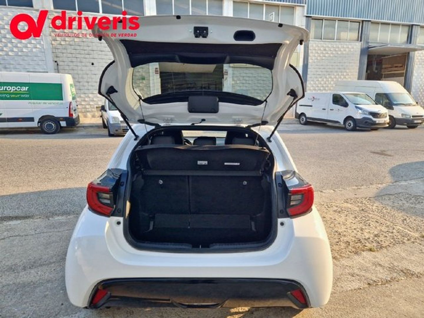 Toyota Yaris 120H Style 85 kW (116 CV) Blanco Compact
