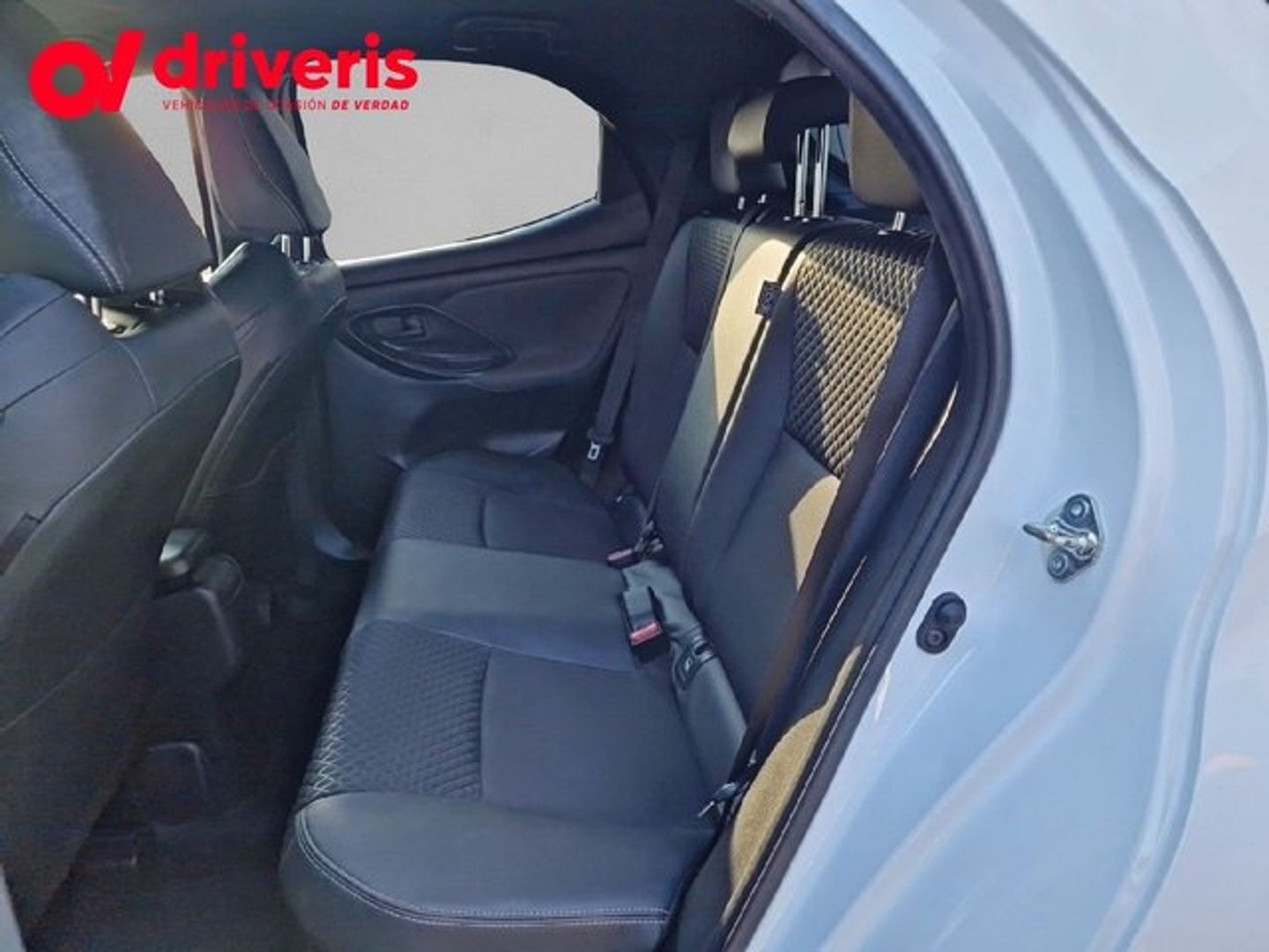 Toyota Yaris 120H Style 85 kW (116 CV) Blanco Compact