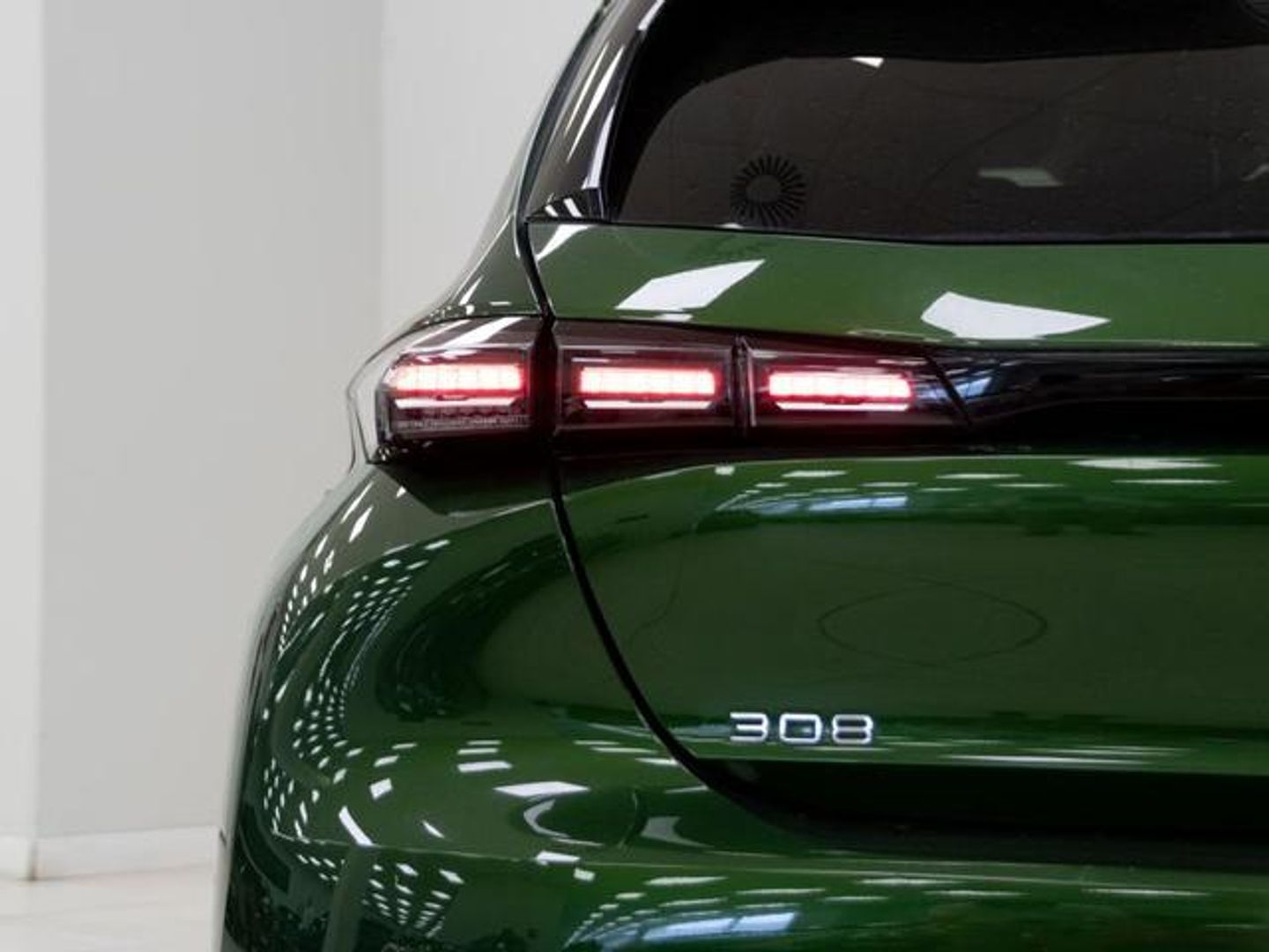Peugeot 308 Hybrid Allure eEAT8 132 kW (180 CV) Verde Sedan