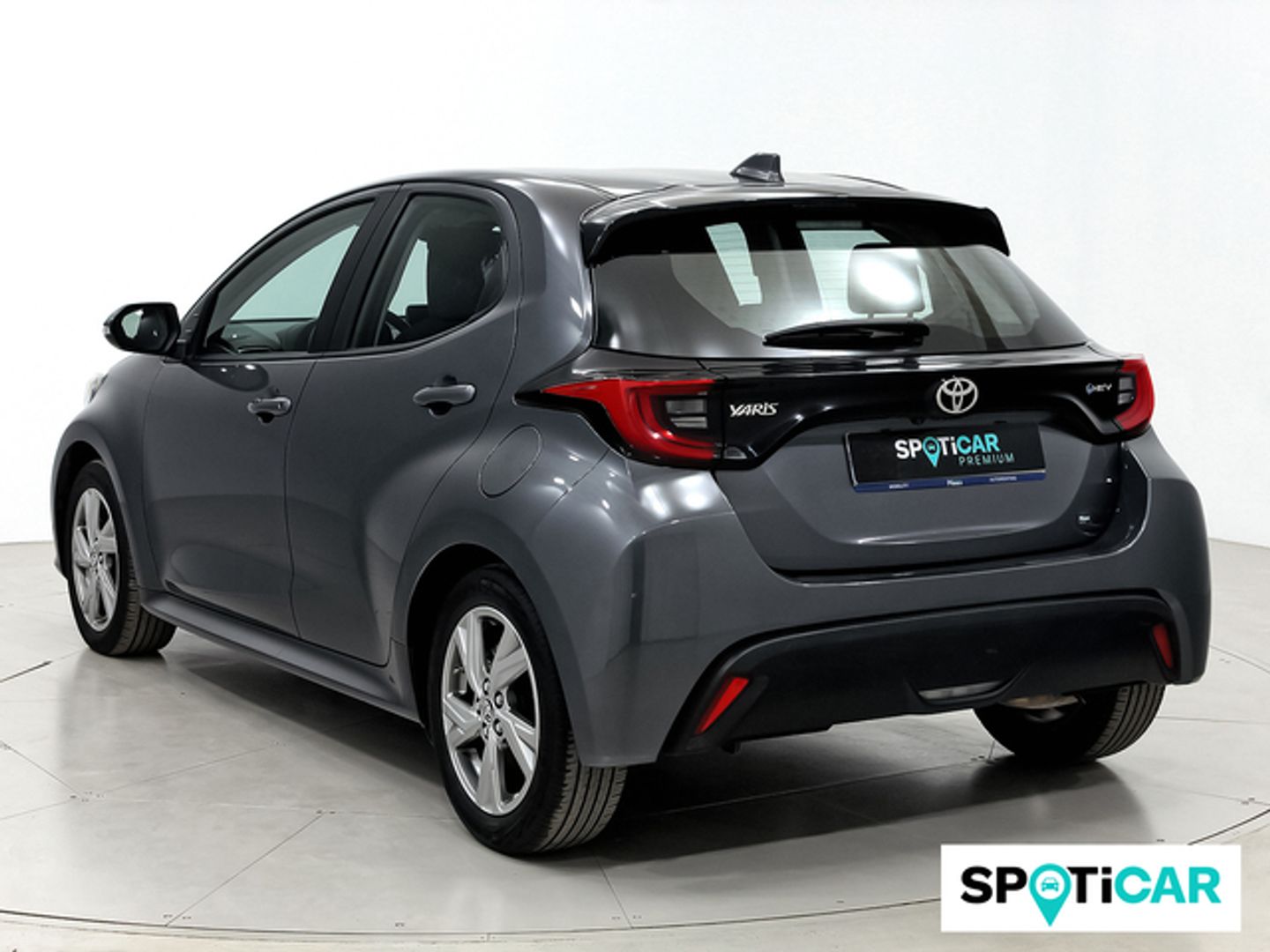 Toyota Yaris 120H Active Plus 85 kW (116 CV) Gris Sedan