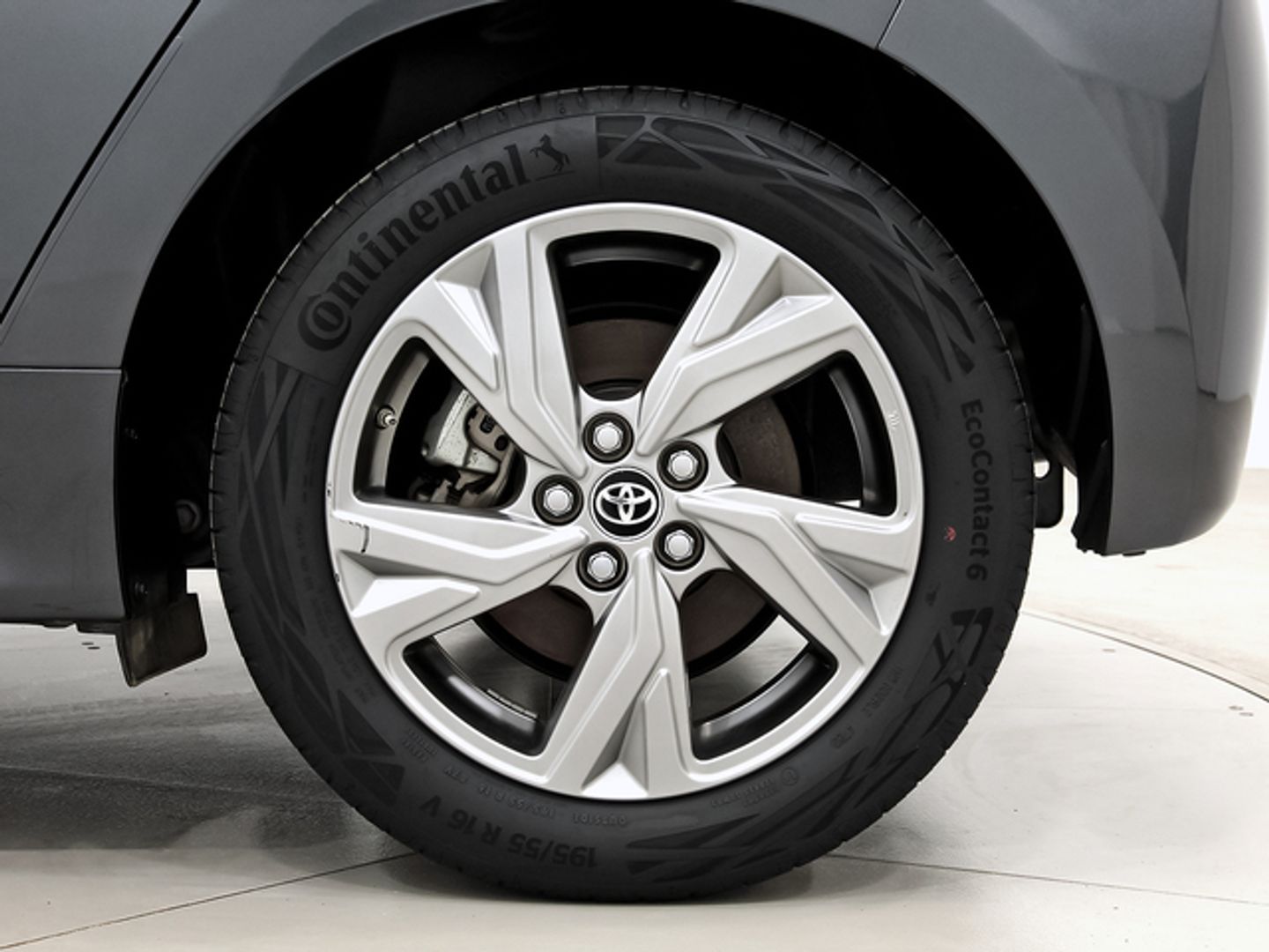 Toyota Yaris 120H Active Plus 85 kW (116 CV) Gris Sedan