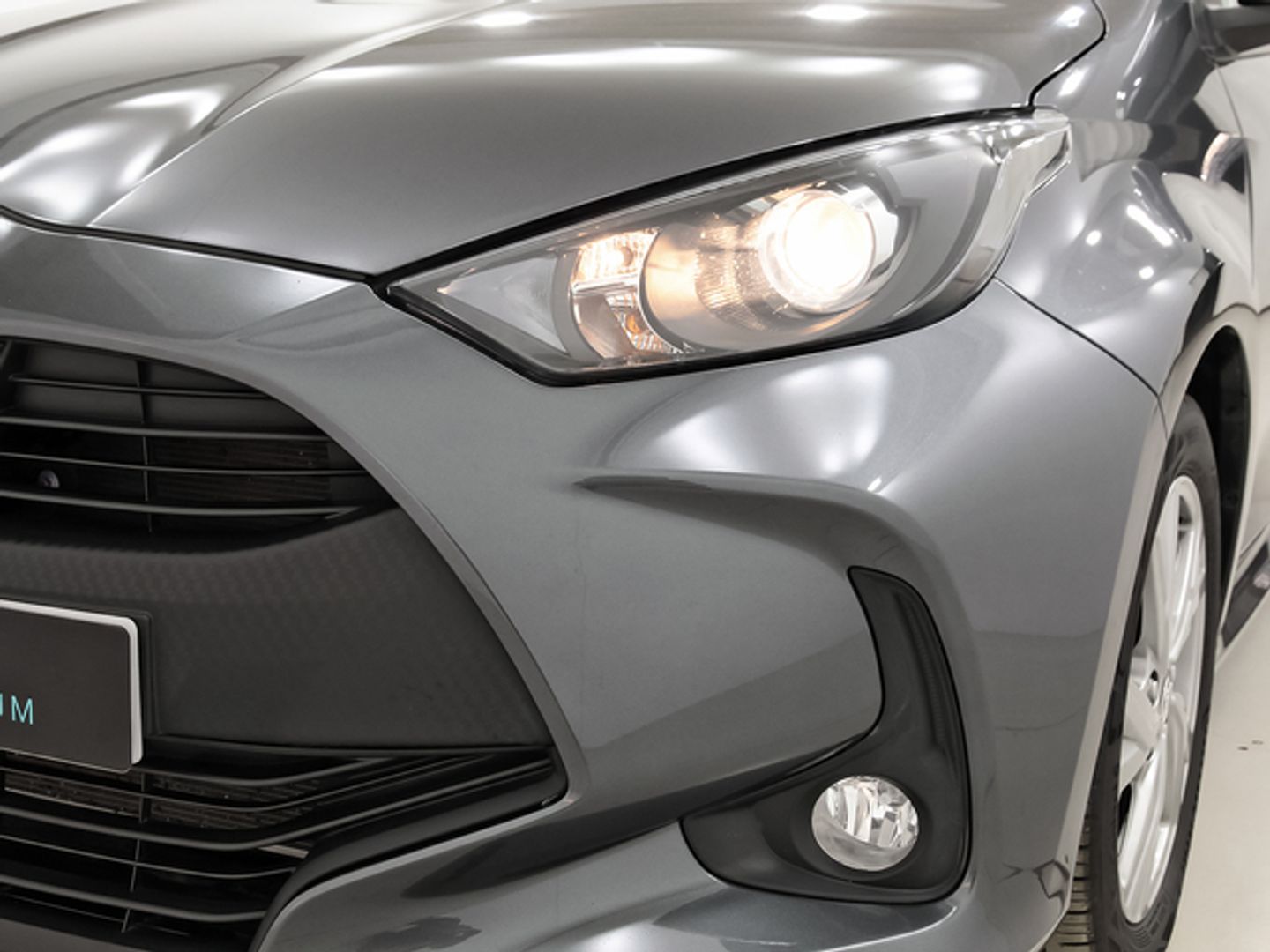 Toyota Yaris 120H Active Plus 85 kW (116 CV) Gris Sedan
