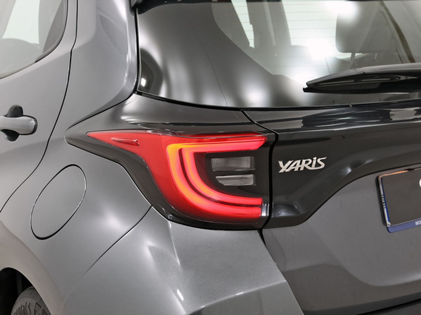 Toyota Yaris 120H Active Plus 85 kW (116 CV) Gris Sedan
