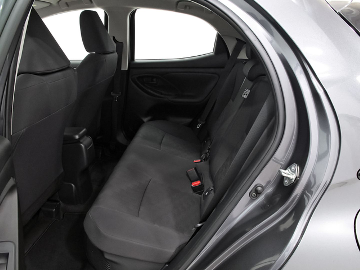 Toyota Yaris 120H Active Plus 85 kW (116 CV) Gris Sedan