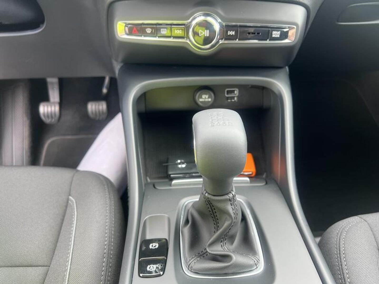 Volvo XC40 T2 Momentum Pro 95 kW (129 CV) Blanco All Terrain / Pick-up