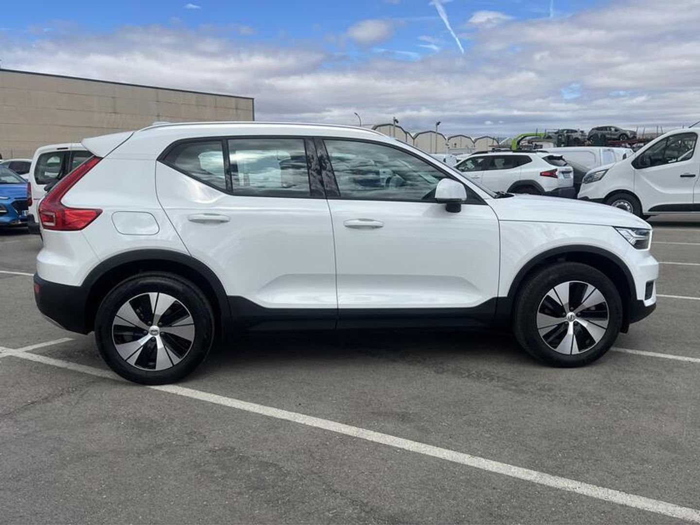 Volvo XC40 T2 Momentum Pro 95 kW (129 CV) Blanco All Terrain / Pick-up