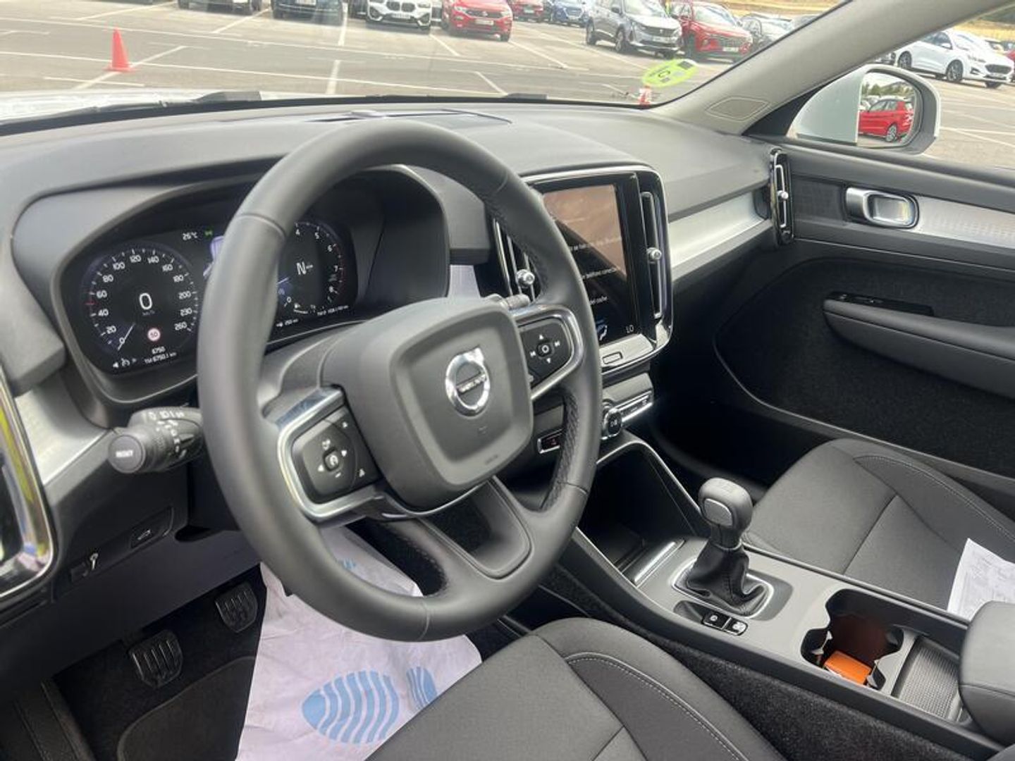 Volvo XC40 T2 Momentum Pro 95 kW (129 CV) Blanco All Terrain / Pick-up