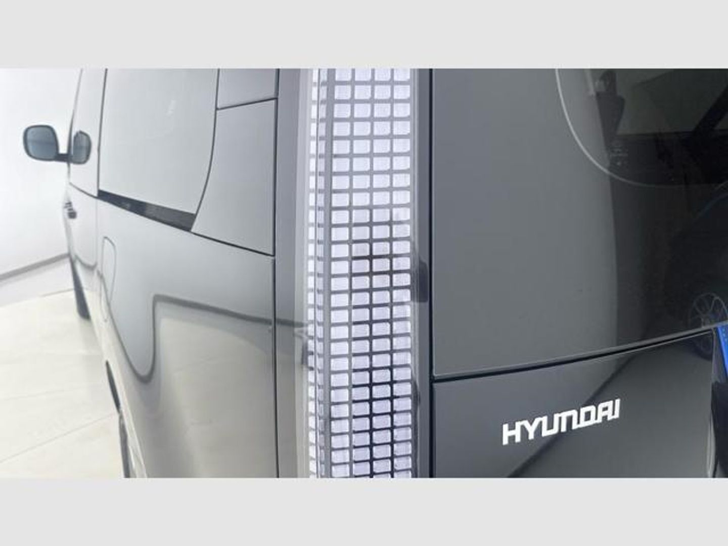 Hyundai Staria 1.6 HEV Style 4x2 9S 6AT 167 kW (225 CV) Negro Minivan