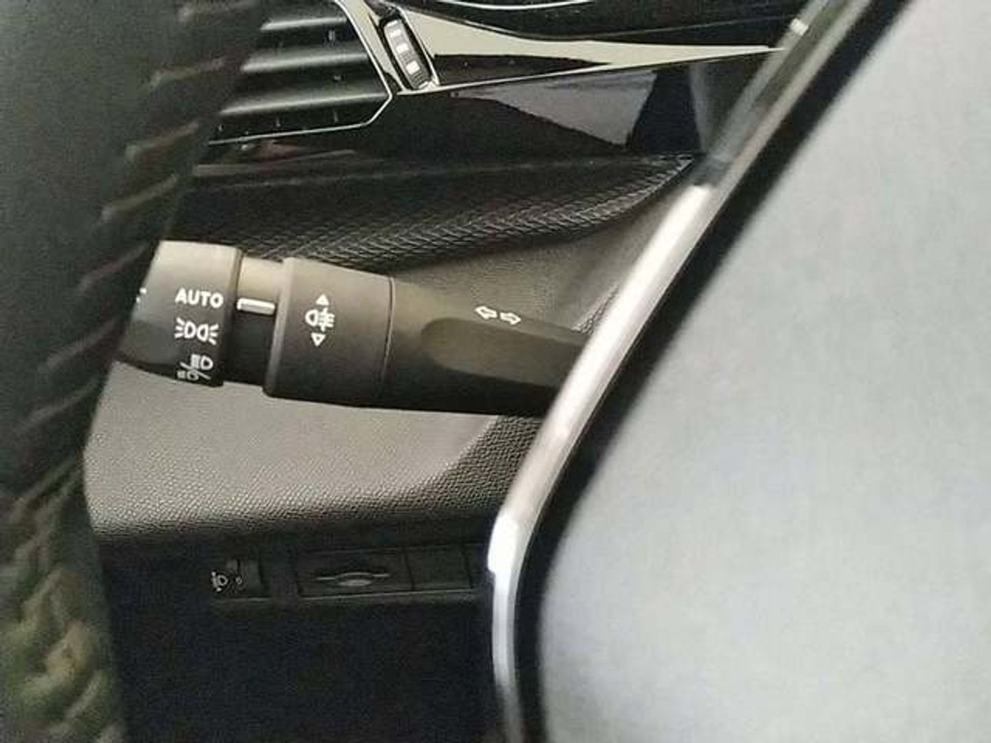 Peugeot 308 BlueHDi 130 S&S Active EAT8 96 kW (130 CV) Negro Compact