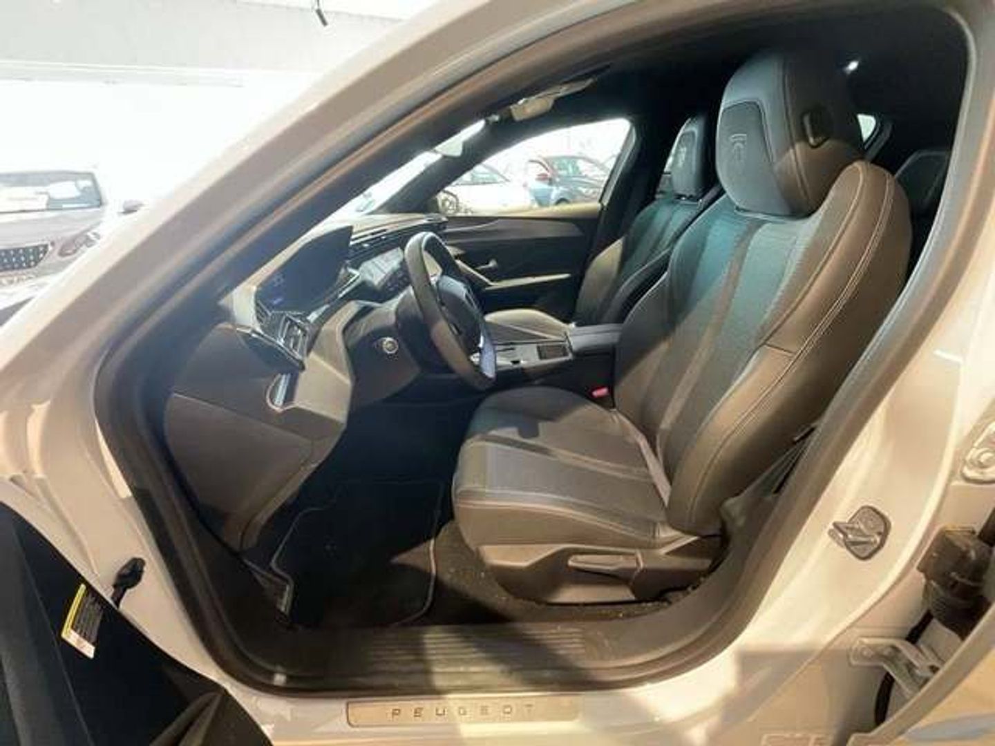 Peugeot e-308 First Edition Eléctrico 115 kW (156 CV) Blanco Sedan