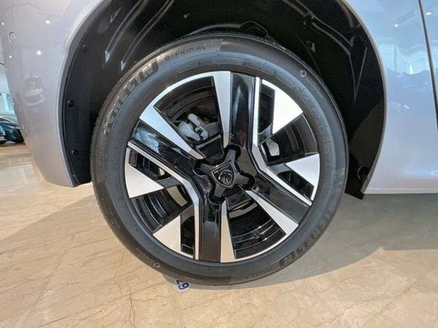 Peugeot 208 Allure Hybrid eDCS6 81 kW (110 CV) Gris Compact