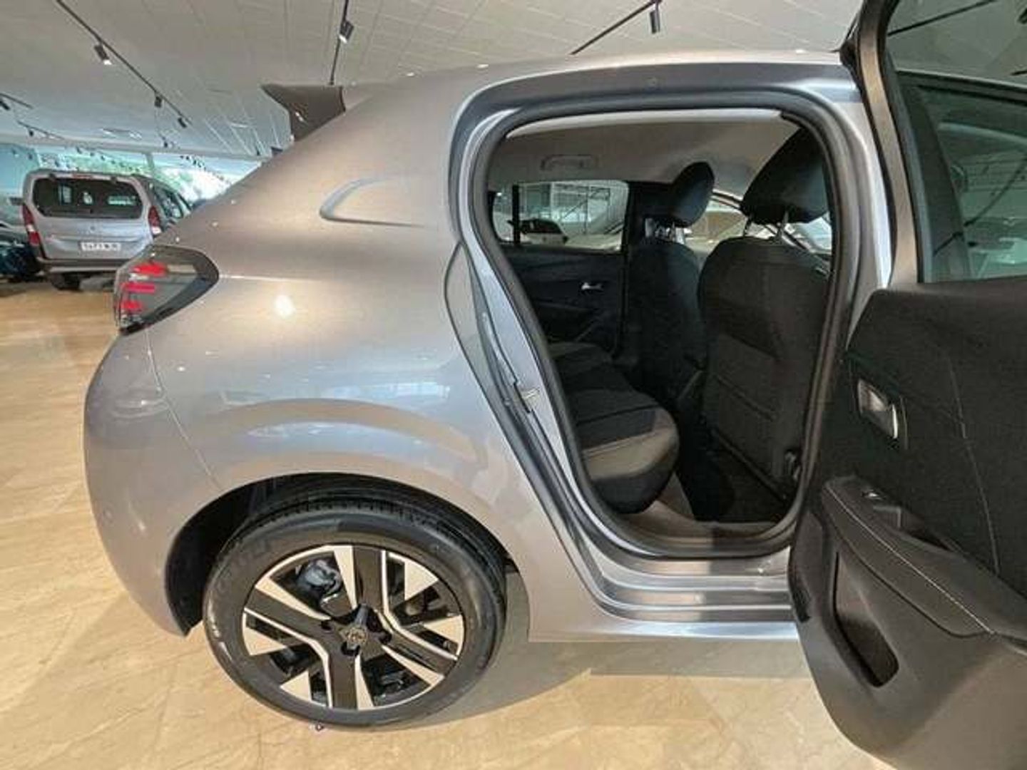 Peugeot 208 Allure Hybrid eDCS6 81 kW (110 CV) Gris Compact