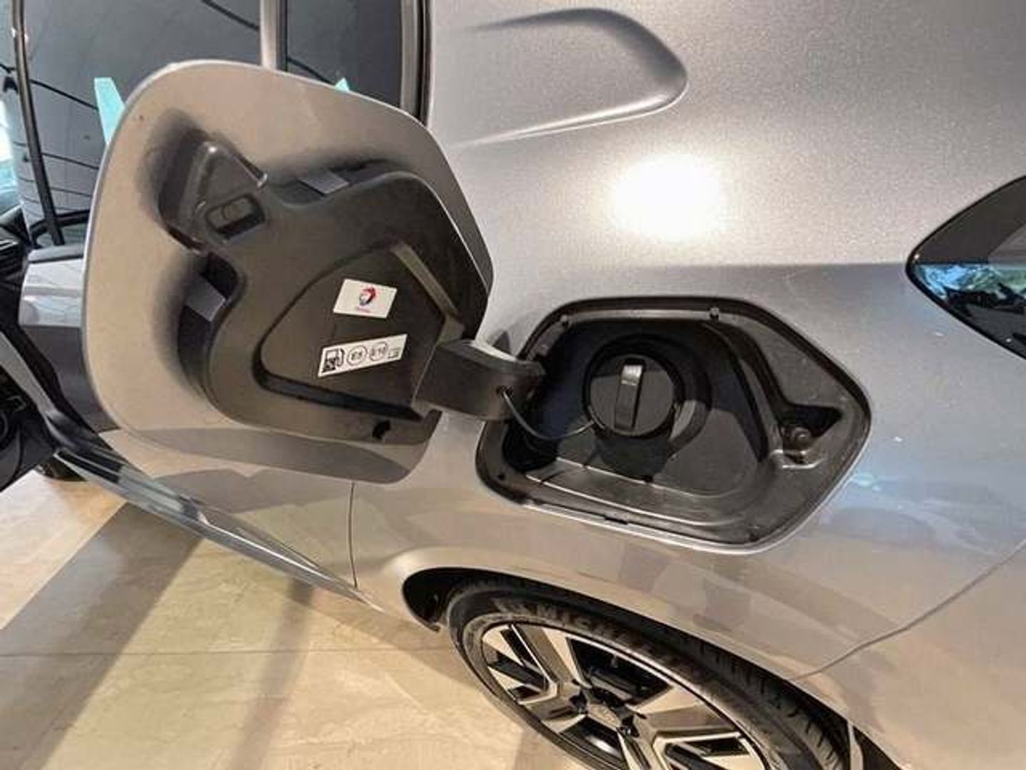 Peugeot 208 Allure Hybrid eDCS6 81 kW (110 CV) Gris Compact