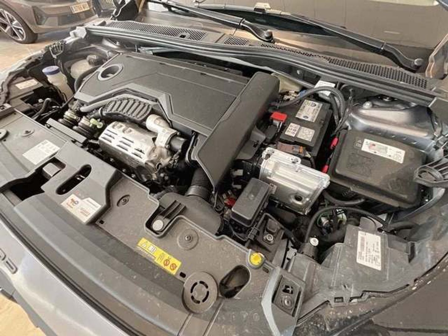 Peugeot 208 Allure Hybrid eDCS6 81 kW (110 CV) Gris Compact