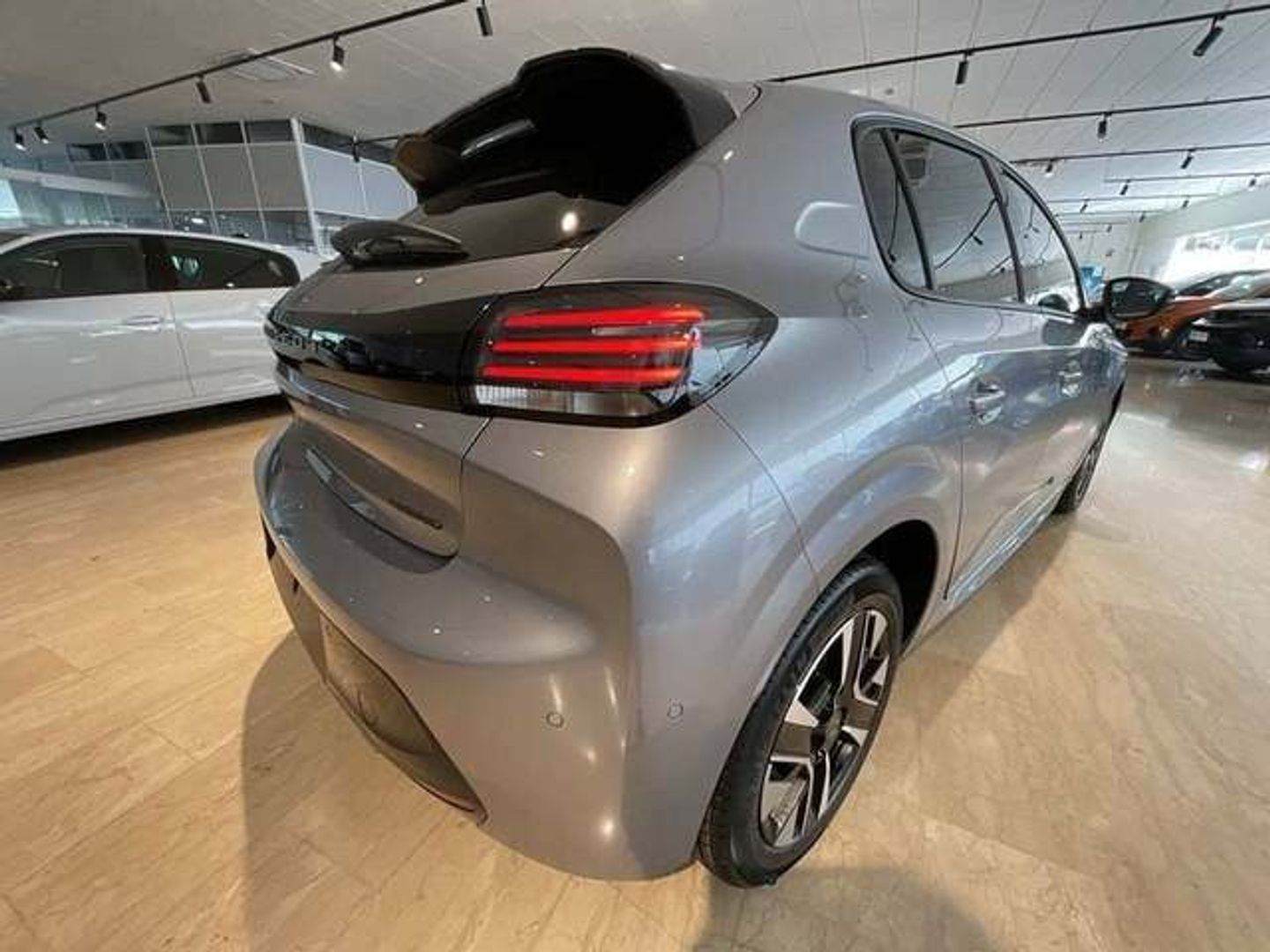 Peugeot 208 Allure Hybrid eDCS6 81 kW (110 CV) Gris Compact