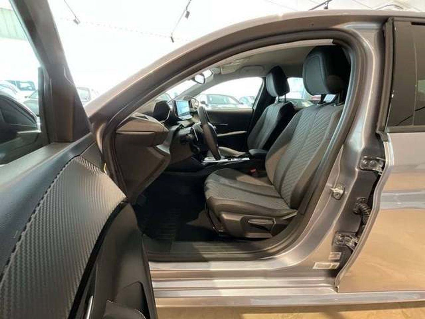 Peugeot 208 Allure Hybrid eDCS6 81 kW (110 CV) Gris Compact