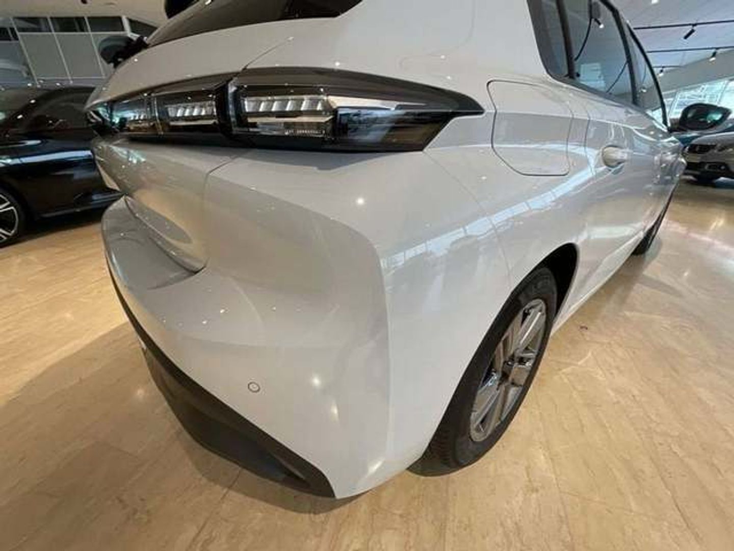 Peugeot 308 BlueHDi 130 S&S Active EAT8 96 kW (130 CV) Blanco Compact