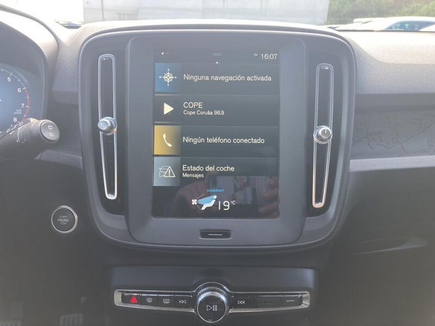 Volvo XC40 T3 Momentum Core 120 kW (163 CV) Blanco SUV