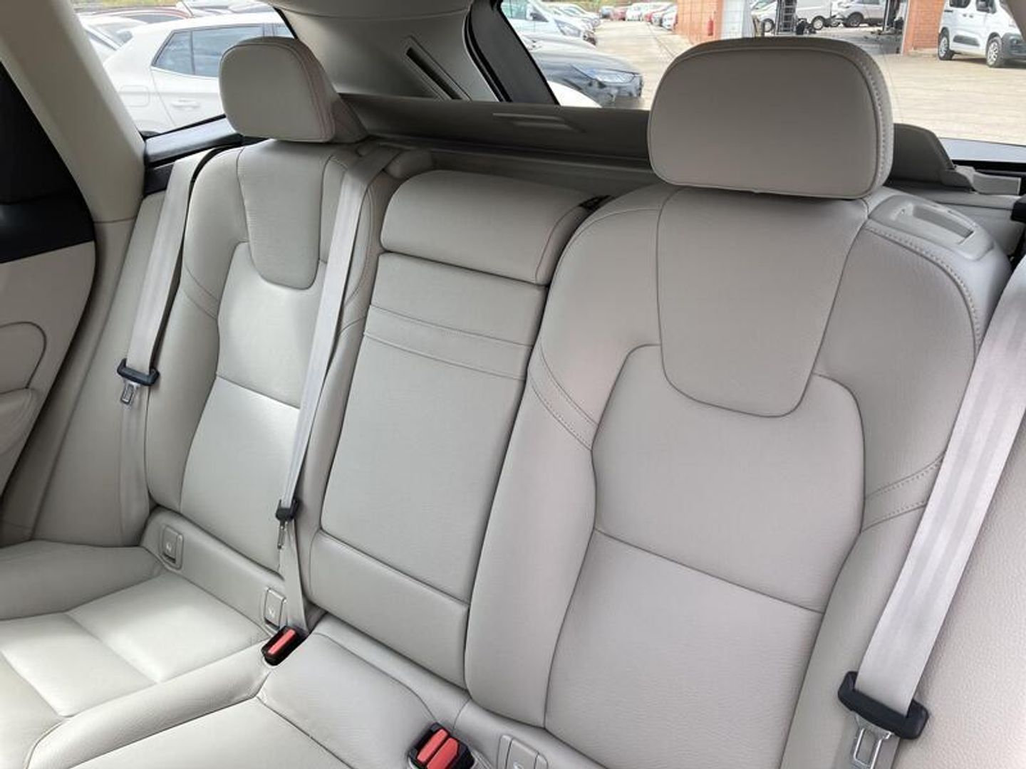 Volvo XC60 B4 D Momentum Pro Auto 145 kW (197 CV) Gris Plata SUV
