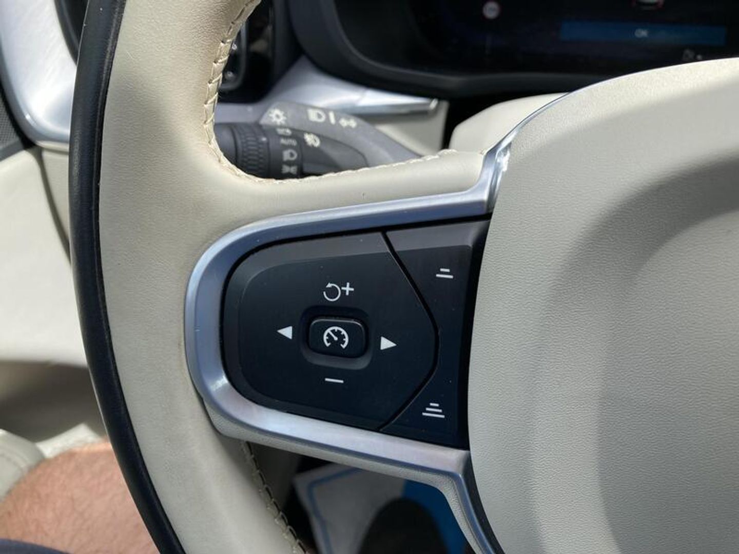 Volvo XC60 B4 D Momentum Pro Auto 145 kW (197 CV) Gris Plata SUV