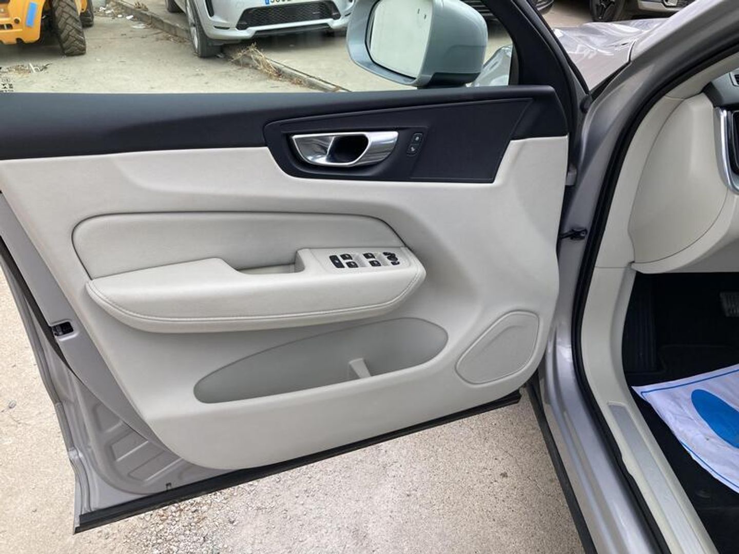 Volvo XC60 B4 D Momentum Pro Auto 145 kW (197 CV) Gris Plata SUV