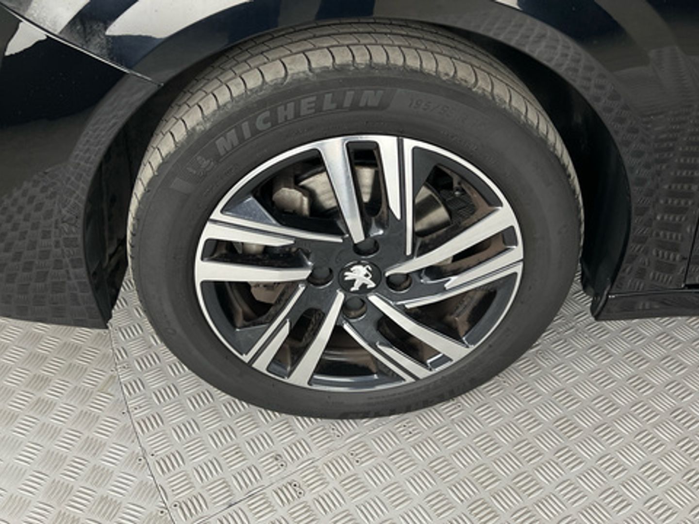 Peugeot 208 PureTech 100 Active Pack 75 kW (100 CV) Negro Compact