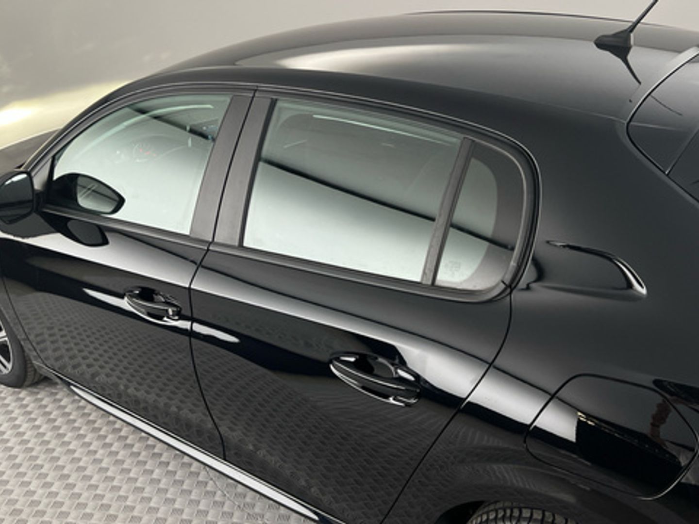 Peugeot 208 PureTech 100 Active Pack 75 kW (100 CV) Negro Compact