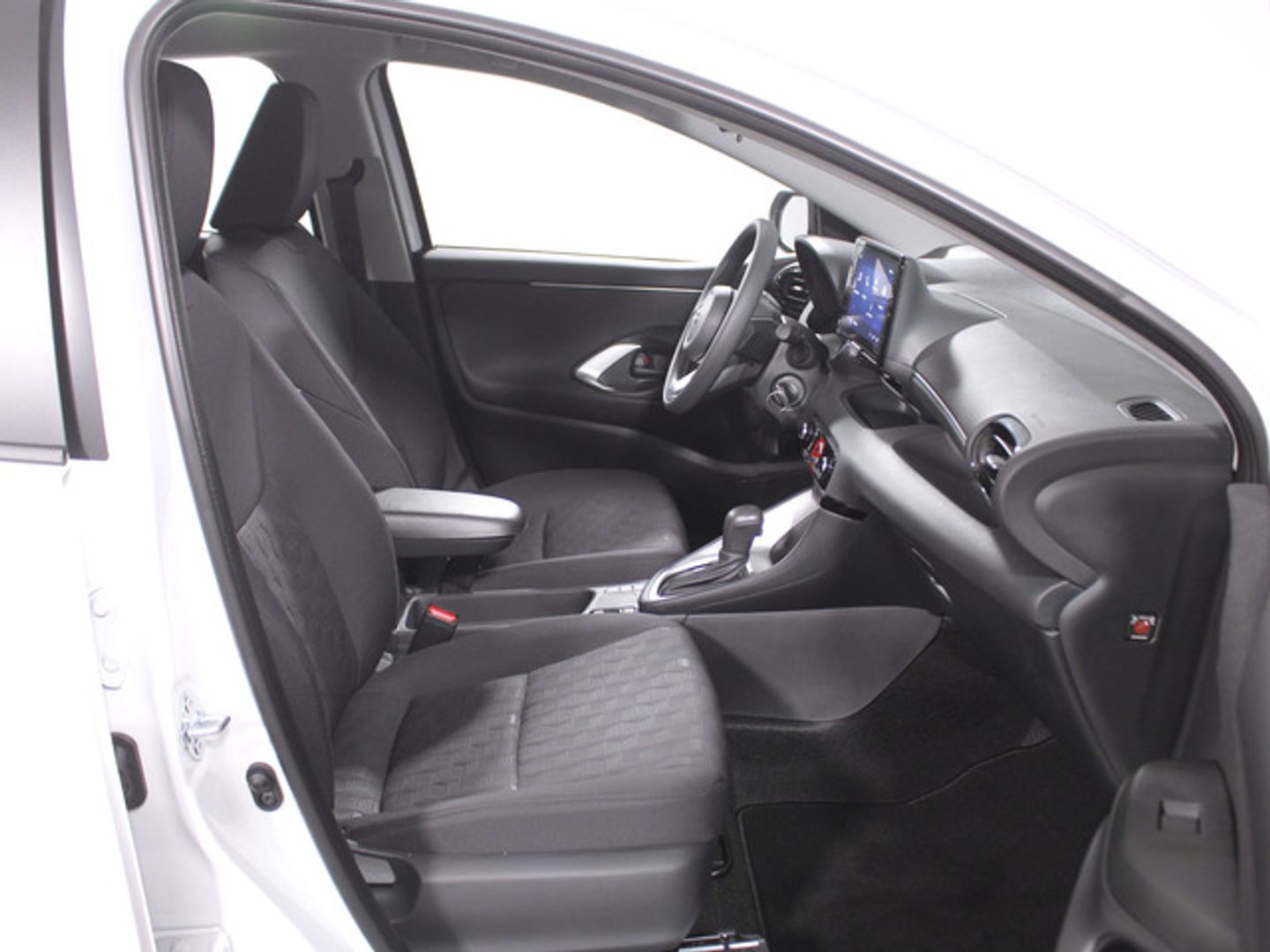 Toyota Yaris 120H Business Plus 85 kW (116 CV) Blanco Compact