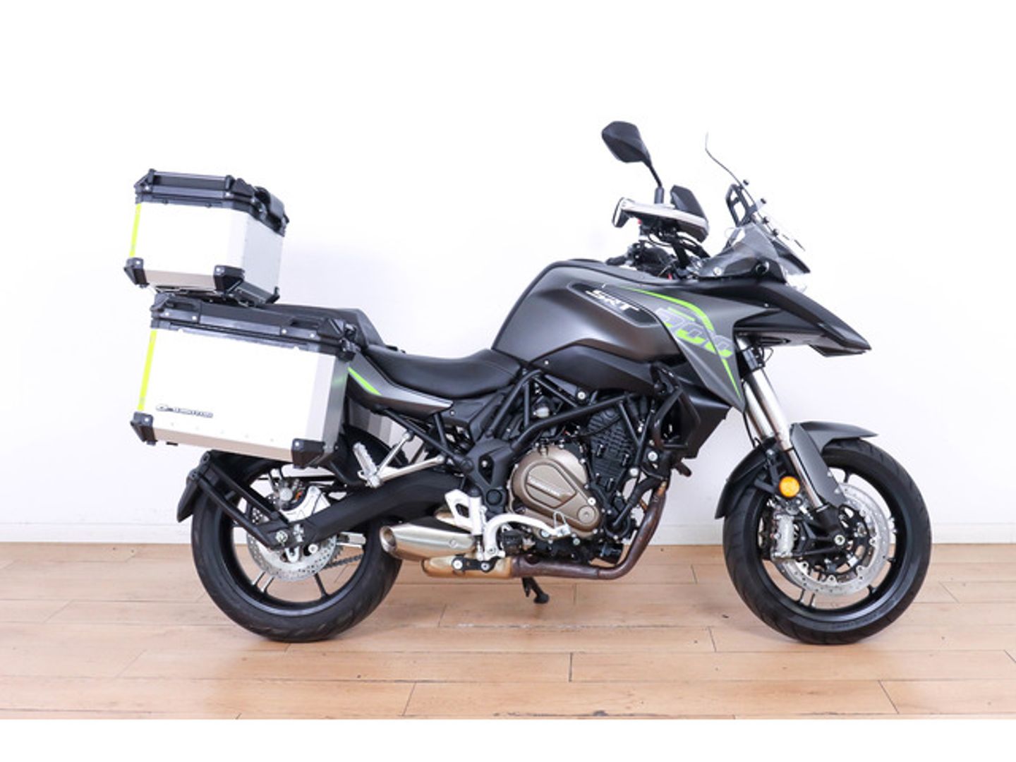 QJ Motor SRT 700X Negro Motorcycle