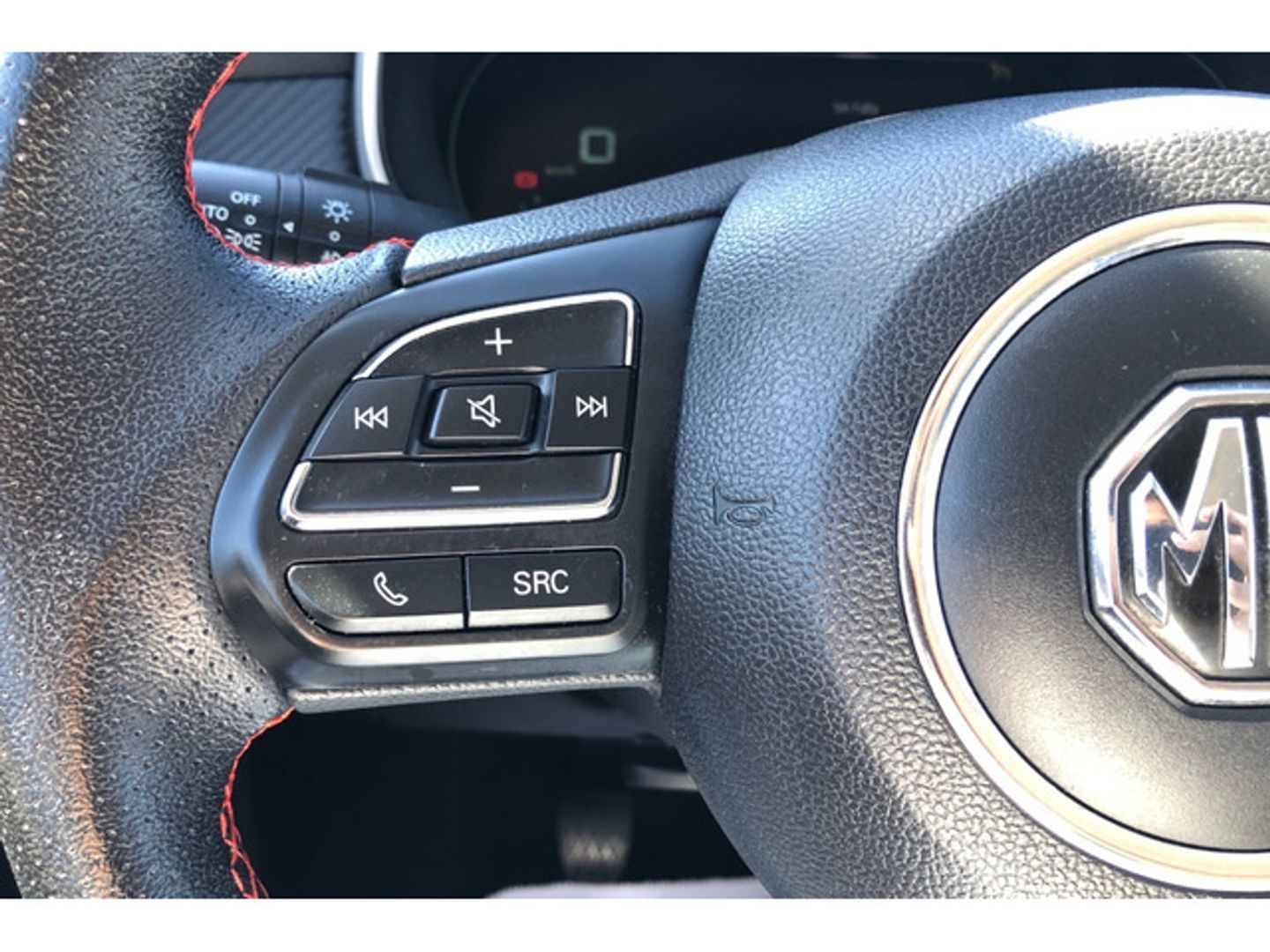 MG ZS 1.5 Luxury 78 kW (106 CV) Negro All Terrain / Pick-up