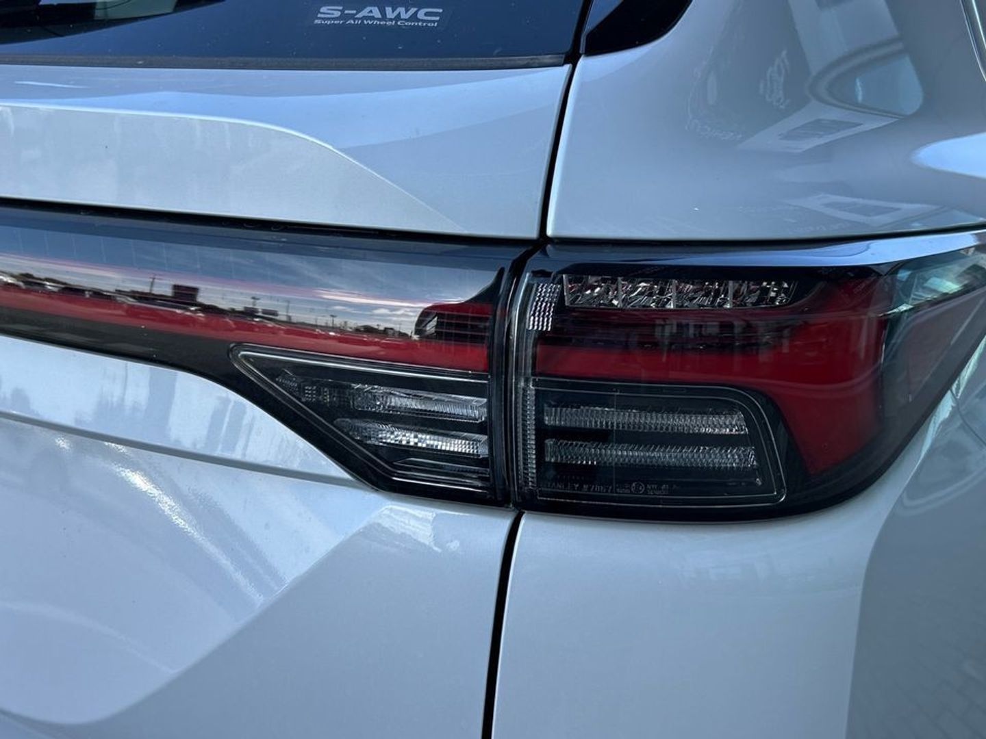 Mitsubishi Outlander 2.4 PHEV Kaiteki 4WD Auto 225 kW (306 CV) Blanco SUV