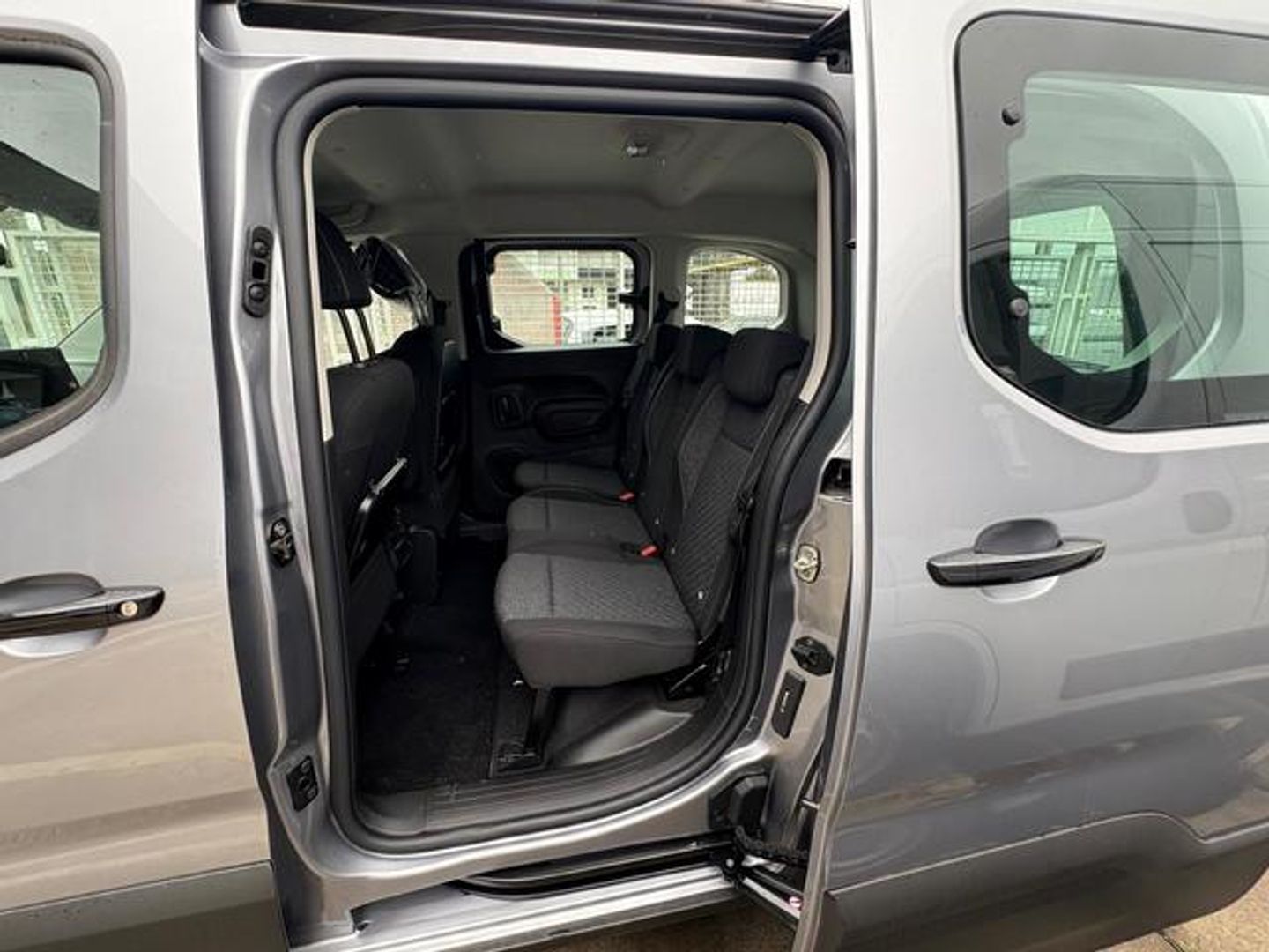 Peugeot Rifter BlueHDi 100 Allure 74 kW (100 CV) Gris Minivan