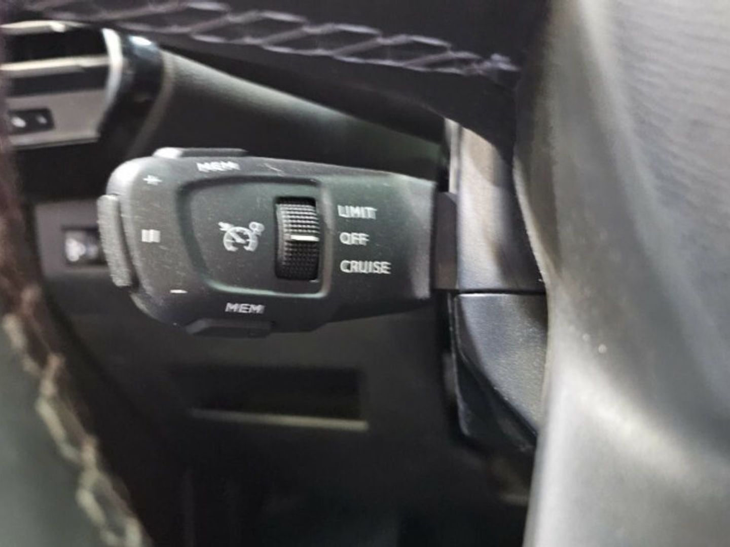 DS DS7 Crossback BlueHDi 130 DE Bastille + AT 96 kW (130 CV) Gris All Terrain / Pick-up