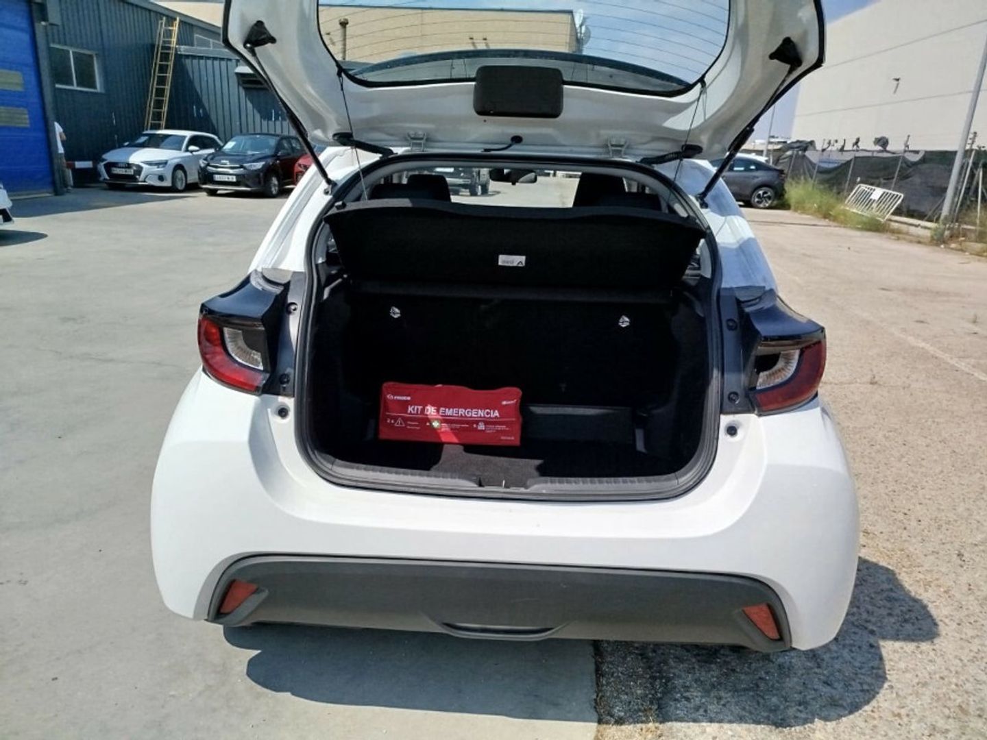 Mazda Mazda 2 1.5 Center-Line CVT  85 kW (116 CV) Blanco Sedan