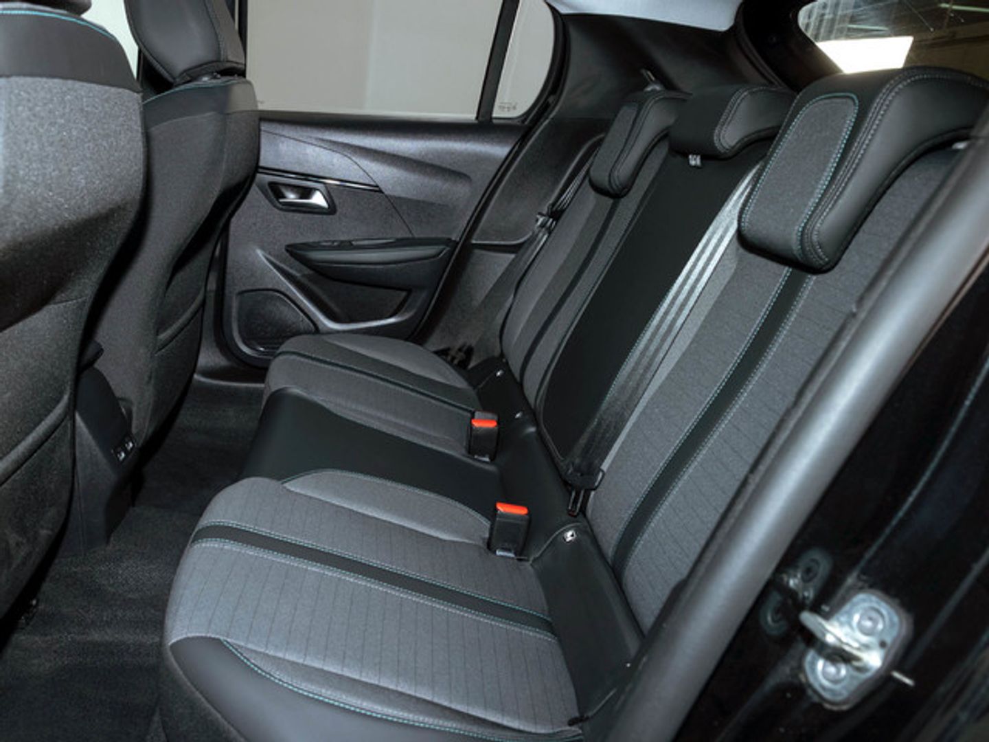 Peugeot 208 PureTech 100 Allure 75 kW (100 CV) Negro Compact