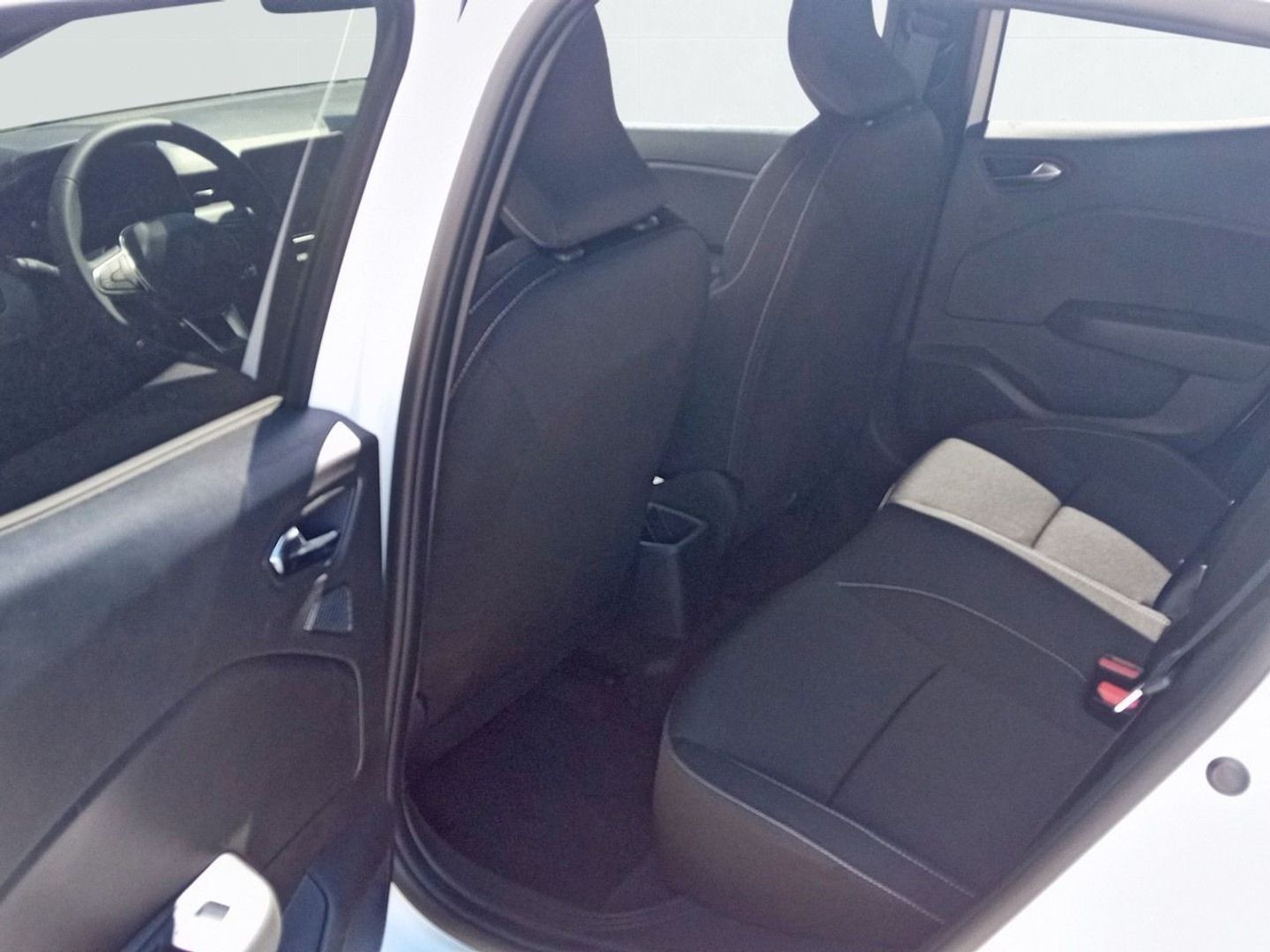 Renault Clio Evolution E-Tech full hybrid 145 105 kW (143 CV) Blanco Sedan