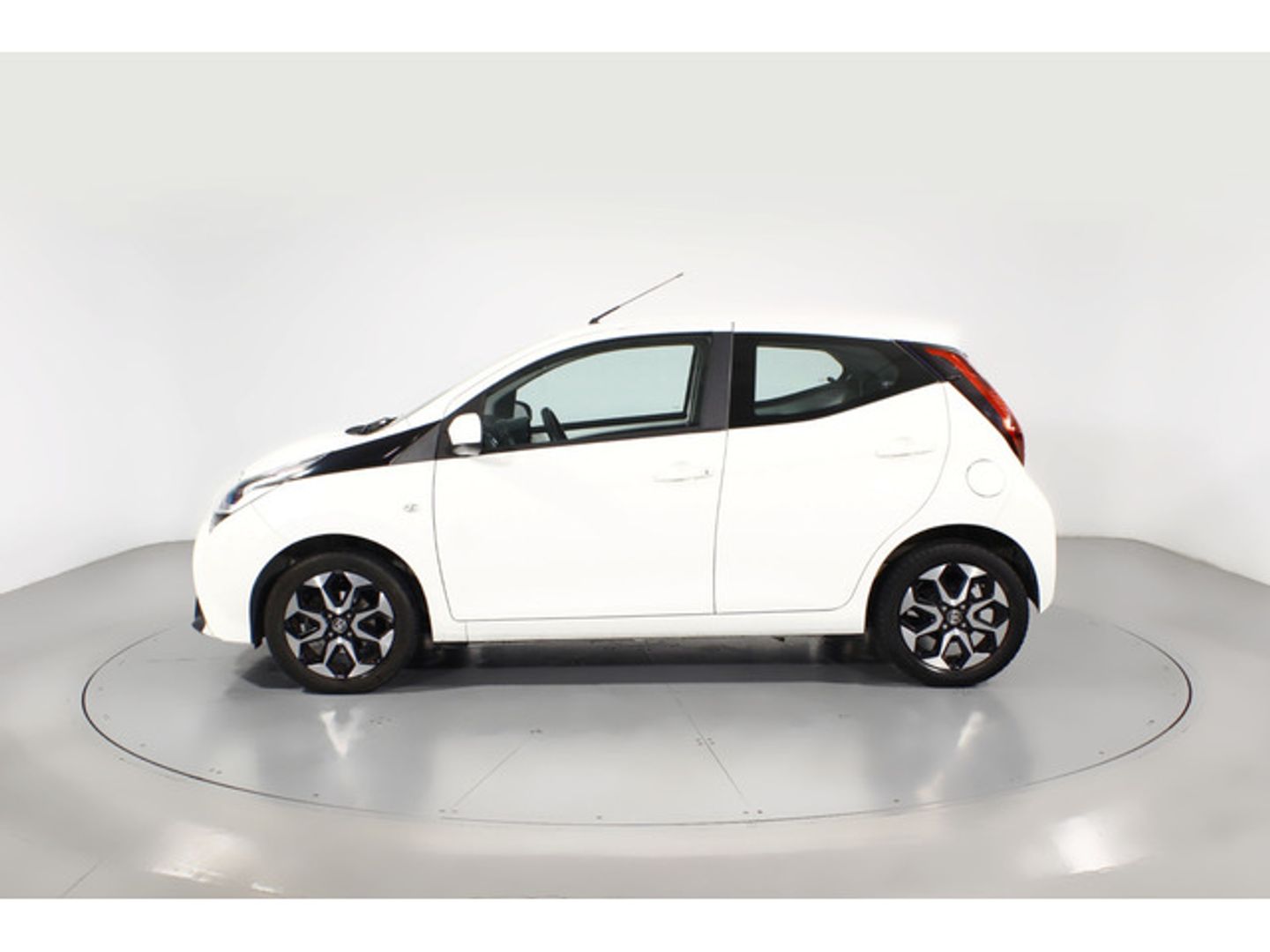 Toyota Aygo 1.0 70 x-play 53 kW (72 CV) Blanco Compact