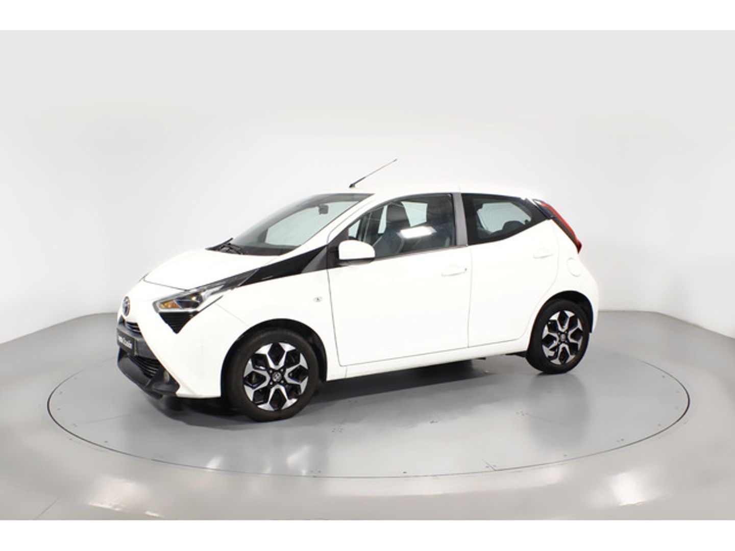 Toyota Aygo 1.0 70 x-play 53 kW (72 CV) Blanco Compact