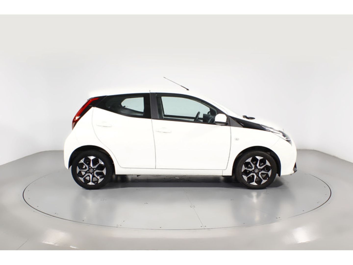 Toyota Aygo 1.0 70 x-play 53 kW (72 CV) Blanco Compact