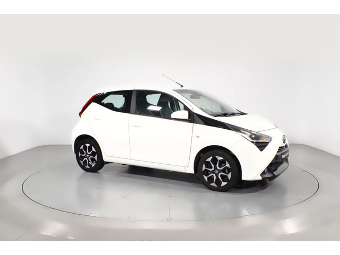 Toyota Aygo 1.0 70 x-play 53 kW (72 CV) Blanco Compact