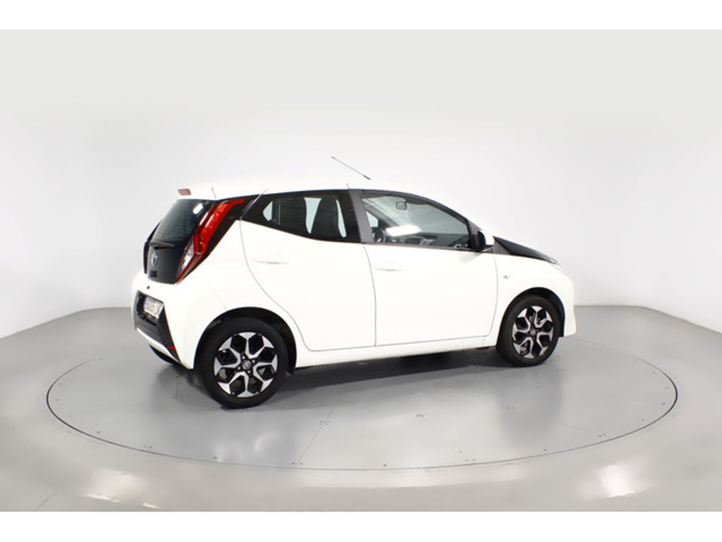 Toyota Aygo 1.0 70 x-play 53 kW (72 CV) Blanco Compact