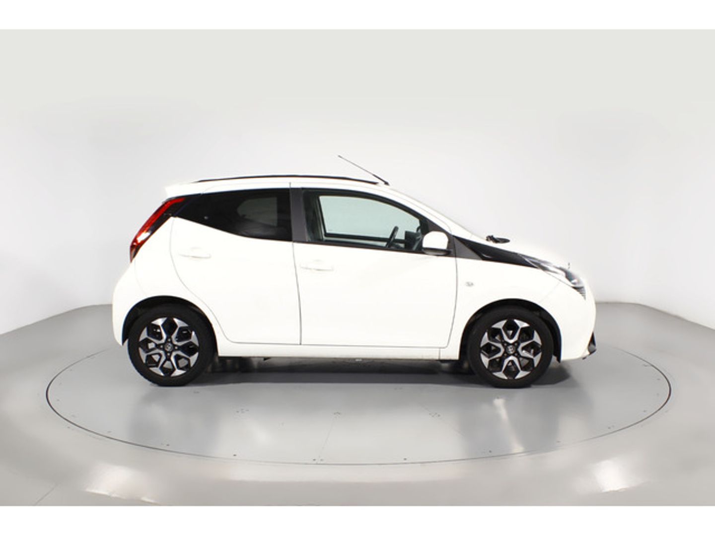Toyota Aygo 1.0 70 x-play 53 kW (72 CV) Blanco Compact