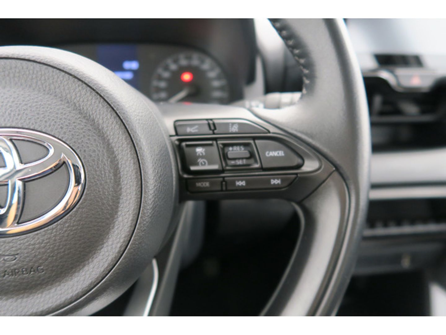 Toyota Yaris 120H Active Tech 85 kW (116 CV) Blanco Compact