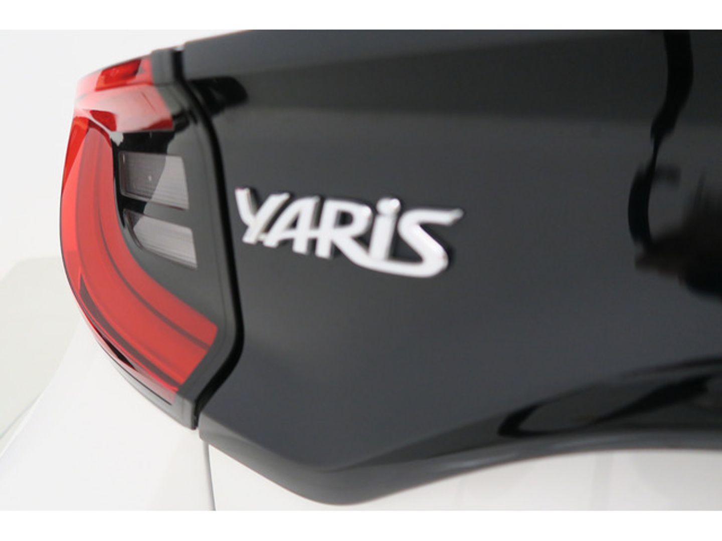 Toyota Yaris 120H Active Tech 85 kW (116 CV) Blanco Compact