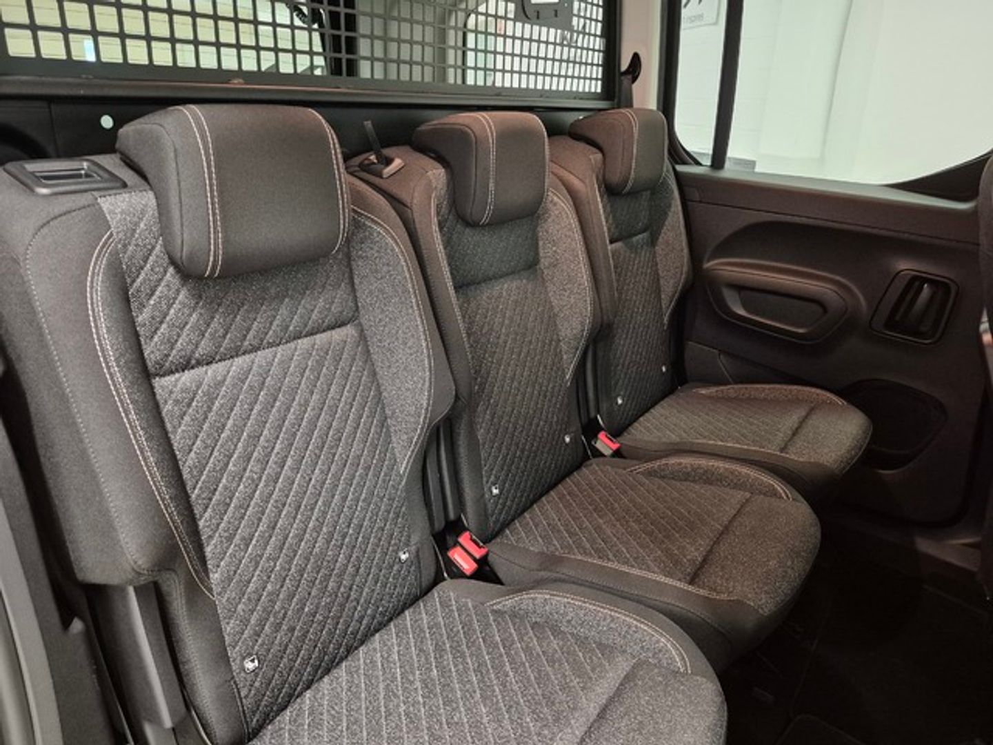 Peugeot Rifter BlueHDi 100 Allure Business Standard 73 kW (100 CV) Negro Minivan