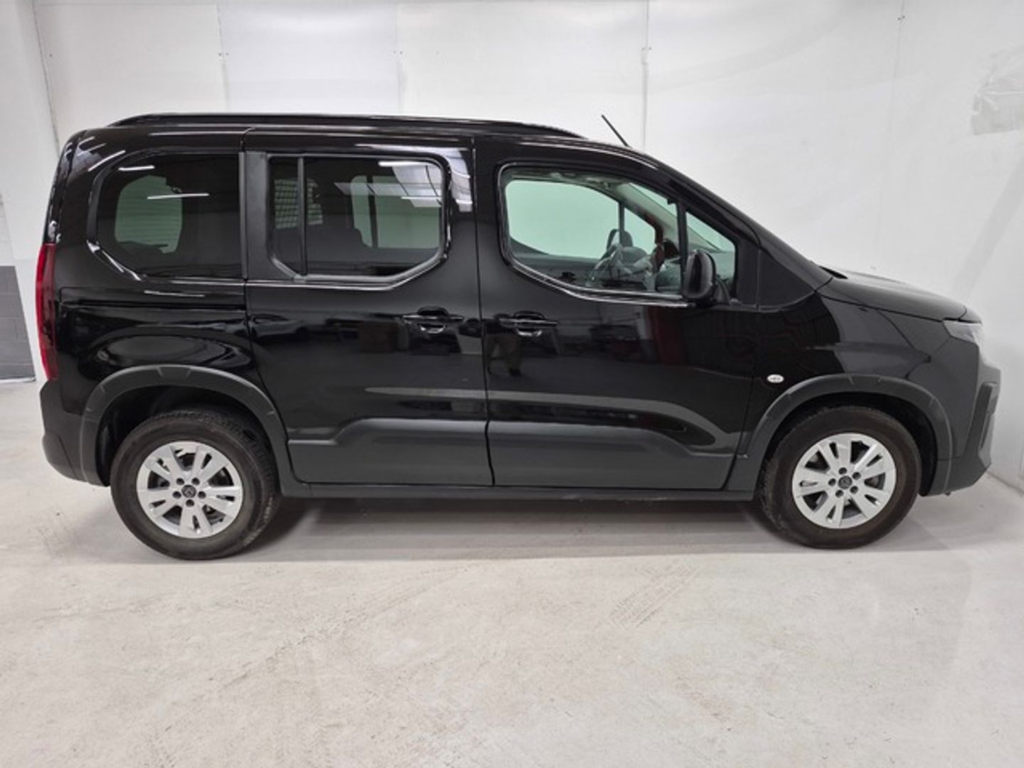 Peugeot Rifter BlueHDi 100 Allure Business Standard 73 kW (100 CV) Negro Minivan