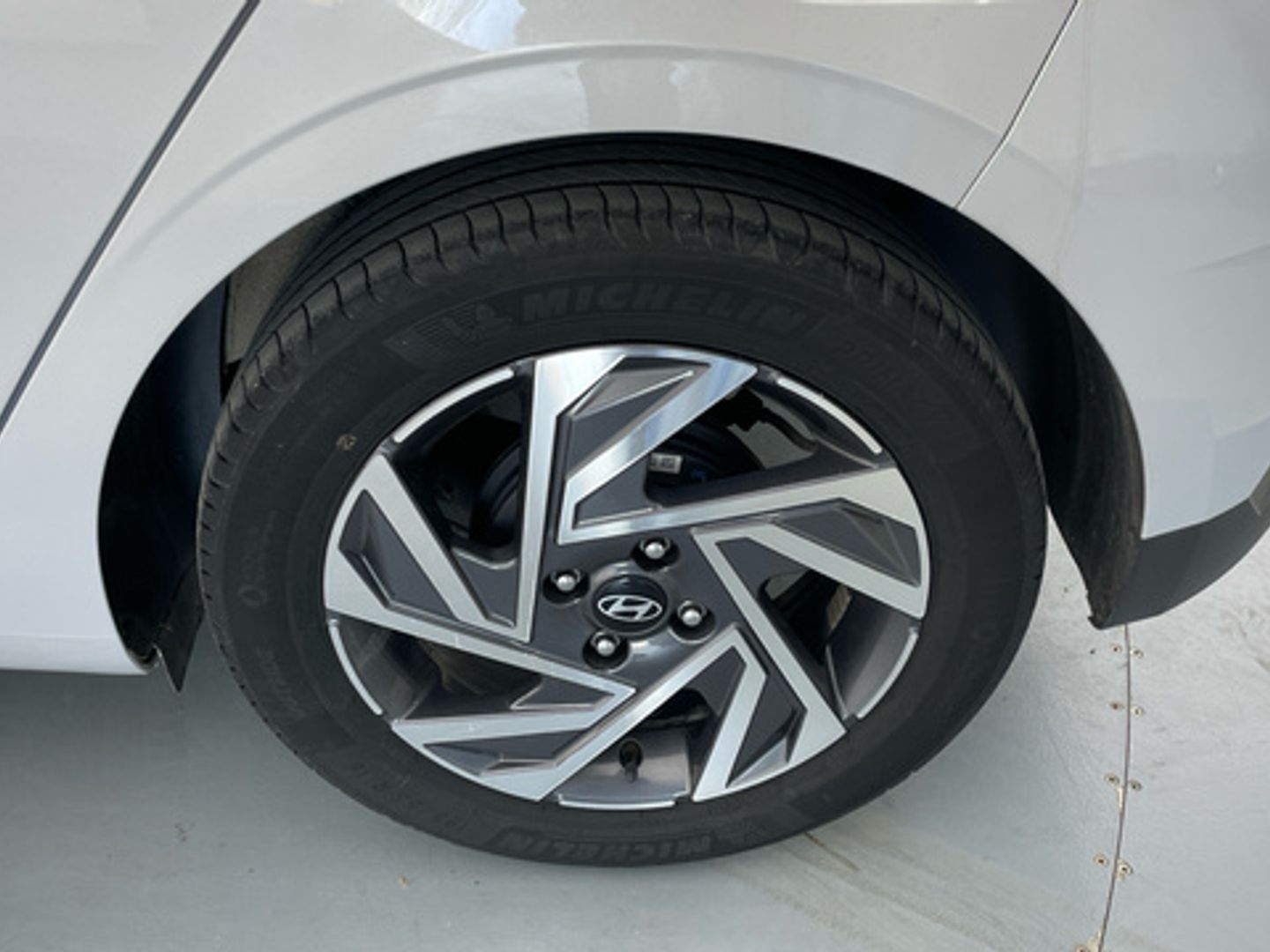 Hyundai i20 1.2 MPI Klass 62 kW (84 CV) Gris Plata Sedan